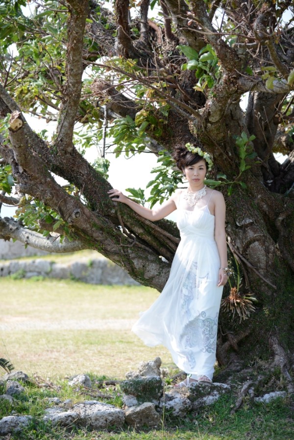 沖縄ならではのガジュマルの樹の下で。
