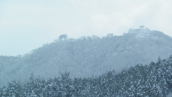 雪にかすむ竹田城