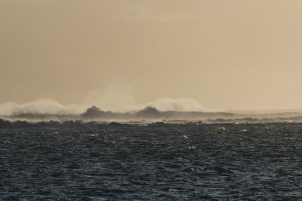 サンゴ礁に囲まれる沖縄で珍しい波模様