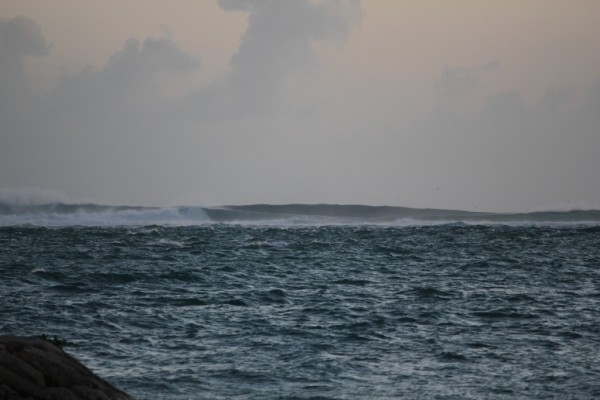 奥にある慶良間諸島と波が重なって、大きな島に見えることも